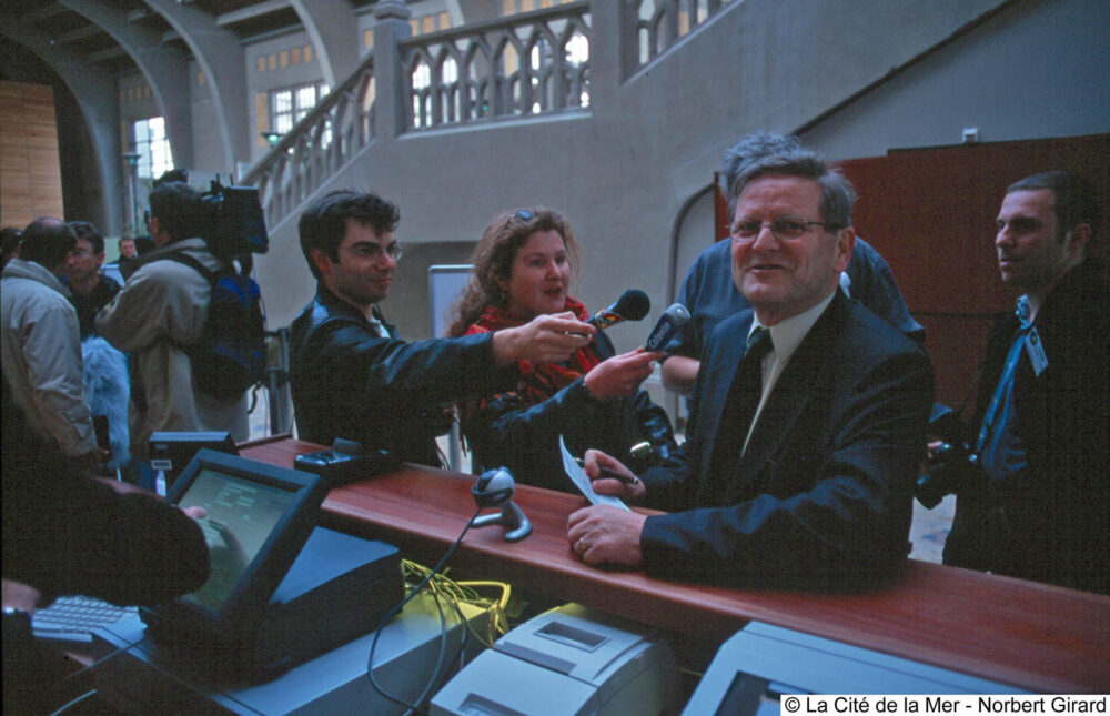 Bernard Cauvin le 29 avril 2002 à la billetterie de La Cité de la Mer